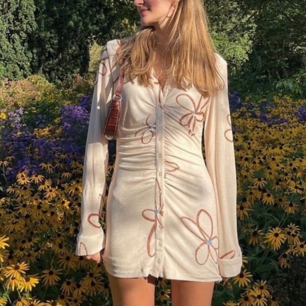 WITH JEAN Andy “Chalk & Flowers” Long Sleeve Cream Collar Button Mini Dress. - Picture 15 of 16